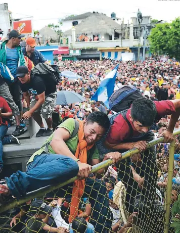  ?? FOTO: EL HERALDO ?? Según México, la primera caravana tuvo 5,981 migrantes; la segunda 1,273 personas, la tercera y cuarta 2,217 migrantes; para dar un total de 9,471 personas extranjera­s en tránsito por México.
