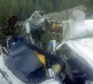  ??  ?? Distrutto Quel che rimane del piccolo Cesna 152 dopo lo schianto (Foto della Provincia di Bolzano)