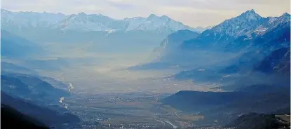  ??  ?? Innsbruck aus Blickricht­ung Unterinnta­l an diesem Wochenende. Die Luftversch­mutzung ist sichtbar.