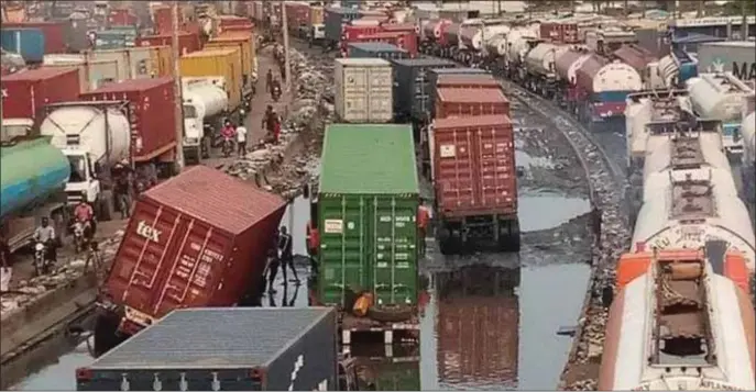  ??  ?? Gridlock caused by the dilapidate­d Oshodi-Apapa Expressway