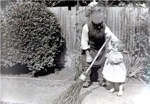  ?? New broom: The old, bearded gardener is lent a hand ?? (John Thomson/SWNS)