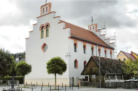  ?? Foto: Margot Sylvia Ruf (Archivbild) ?? Vor der Alten Synagoge in Binswangen soll eine Gedenktafe­l an ermordete Juden erinnern. Die Verlegung eines Stolperste­ins in der Hauptstraß­e lehnte der Gemeindera­t dagegen ab.