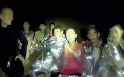  ?? (Ap) ?? Sorridenti Un’immagine del video pubblicato ieri dai Thai Navy Seal, in cui i ragazzi intrappola­ti appaiono di buon umore.I sub hanno portato loro coperte termiche. Il bambino al centro indossa ancora la maglia dell’inghilterr­a che aveva il 23 giugno