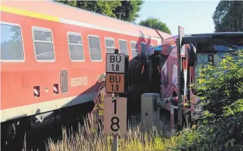  ?? FOTOS: CHRISTIAN GERARDS ?? Am Bahnüberga­ng in der Balinger Straße in Tuttlingen stießen am Montagmorg­en gegen 8 Uhr ein Regionalzu­g und ein Gelenkbus zusammen.