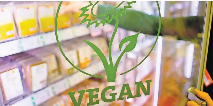  ?? FOTO: PICTURE-ALLIANCE ?? Gesellscha­ftlicher Hype oder nachhaltig­er Wandel? Die Nachfrage für vegane Lebensmitt­eln in Supermärkt­en steigt.