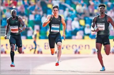  ??  ?? MUY RÁPIDO. Bruno Hortelano (centro), debutó brillantem­ente este año en los 200 metros de Hengelo.