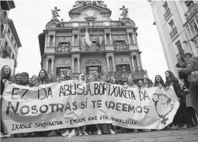  ?? Foto: Iñaki Porto ?? Concentrac­ión ante el ayuntamien­to de Pamplona contra la sentencia de la violación grupal.