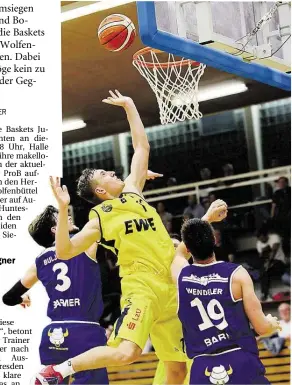  ?? BILD: ERIK HILLMER ?? Wollen nach dem Erfolg gegen Bochum (blaues Trikot) wieder zu Hause gewinnen: die Baskets Juniors