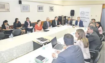  ??  ?? El ministro de Hacienda, Benigno López (centro, cabecera de la mesa), en la primera reunión mantenida con las autoridade­s de la ANDE, cuyo titular es Luis Alberto Villordo.