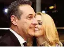  ??  ?? Strache und seine Philippa: Rot oder schwarz ist die Frage.