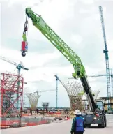  ??  ?? La consulta no determinar­á la continuaci­ón o no de la construcci­ón del nuevo aeropuerto en Texcoco/DANIEL HIDALGO