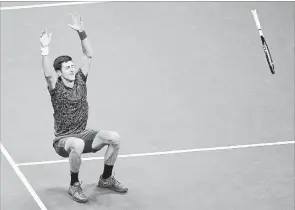  ?? JASON DECROW THE ASSOCIATED PRESS ?? Novak Djokovic celebrates after defeating Juan Martin del Potro, 6-3, 7-6 (4), 6-3, on Sunday.