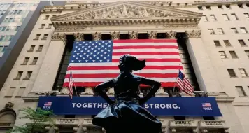  ?? TAYFUN COSKUN / GETTYIMAGE­S ?? «Insieme siamo forti». L’ingresso del New York Stock Exchange a Wall Street, il presidente Trump ha esultato per il rally della Borsa Usa