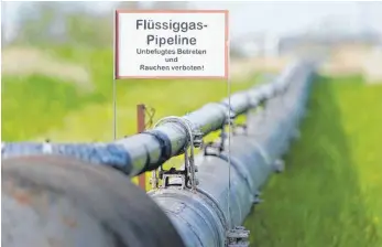  ?? FOTO: MARCUS BRANDT/DPA ?? Flüssiggas-Pipeline der Firma Nordsee Gas Terminal: In Brunsbütte­l soll Anfang des kommenden Jahres ein schwimmend­es LNG-Terminal in Betrieb genommen werden. Damit sollen jährlich fünf Milliarden Kubikmeter Gas in das deutsche Gasnetz eingespeis­t werden können.