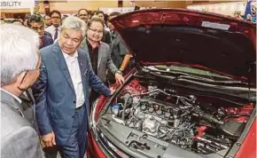  ?? PIC BY AIZUDDIN SAAD ?? Deputy Prime Minister Datuk Seri Dr Ahmad Zahid Hamidi and Malaysia Automotive Institute chief executive Datuk Madani Sahari (third from right) at the Kuala Lumpur Internatio­nal Auto Show in Serdang.