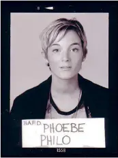  ??  ?? In queste pagine. Scatti dal libro “Fashion Central Saint Martins” di Cally Blackman e Hywel Davies (esce il 5 settembre per Thames & Hudson). Sopra. Phoebe Philo nel 1996 circa. Sotto. Video-still dell’MA show di Alexander McQueen nel 1992.