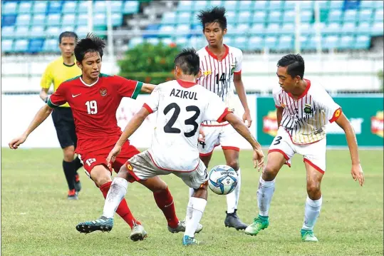  ?? DIKA KAWENGIAN/JAWA POS ?? PESTA GOL: Striker Indonesia U-19 Hanis Saghara dalam kepungan pemain Brunei kemarin. Dia mencetak gol pertamanya di Piala AFF U-18 2017 melawan Brunei.