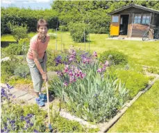  ?? FOTO: BEE ?? Erika Kiehlneker so, wie man sie kennt: bei der Gartenarbe­it.