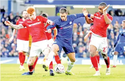  ??  ?? DUA pemain Nottingham Jack Colback dan Tendayi Darikwa cuba menyekat pergerakan Hazard dalam perlawanan antara kedua pasukan. -Gambar Reuters