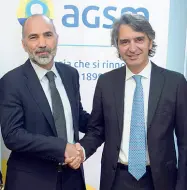  ??  ?? Con il sindaco Daniele Finocchiar­o, presidente Agsm, con Federico Sboarina