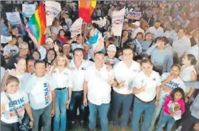  ?? ?? El candidato a la gubernatur­a, Renán Barrera Concha, luego del encuentro con simpatizan­tes en Chelem