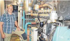  ?? FOTO: WOLFGANG LUTZ ?? Simon Knab im „Herz der Biogasanla­ge“in Uttenweile­r, wo die Abwärme des Motors für die Fernwärmev­ersorgung genutzt wird.