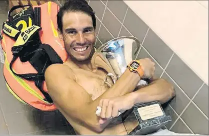  ??  ?? Rafa Nadal, abrazado a “una copa especial”, la novena en el Foro Itálico de Roma, pero más relevante porque era la primera de tierra en 2019