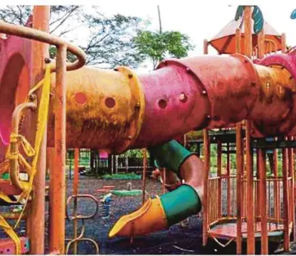  ?? PIC COURTESY OF READER ?? The bad condition of equipment at a children's playground in Hutan Bandar Putra Kulai is upsetting visitors.