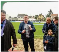  ??  ?? Xavier Blot a reçu le trophée du Petit Poucet avant le match.