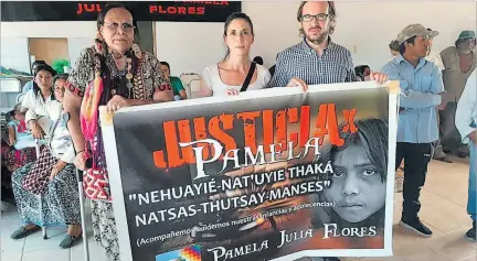  ?? EL PAÍS ?? Reacción. La activista wichí Octarina Zamora, a la izquierda, en un acto para pedir justicia por la muerte de Pamela Julia Flores, una niña de 12 años.