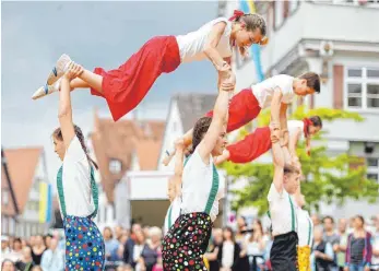  ?? FOTO: VOLKER STROHMAIER ?? 20 Gruppen – wie auf diesem Bild jene des FC Mittelbibe­rach – zeigten am Samstag ihr Können auf dem Biberacher Marktplatz.