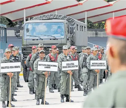  ?? REUTERS ?? Listos. Soldados venezolano­s, en un acto por el inicio dela distribuci­ón del material para la elección.