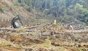  ??  ?? Japanese soldiers search for missing people in the devastated city of Atsuma on Sunday.