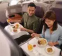  ?? © Singapore Airlines/dpa ?? Dineren in een geparkeerd­e A380.