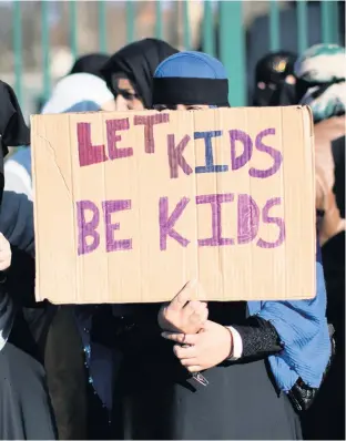  ??  ?? >
Protesters demonstrat­ing against LGBT equality lessons in Birmingham