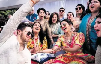  ?? AP ?? Vier Monate nach Bekanntgab­e ihrer Verlobung haben Nick Jonas und Priyanka Chopra geheiratet.