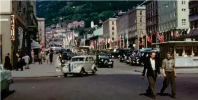  ??  ?? «Bergen – I all beskjedenh­et» inneholder en overflod av bilder fra byens historie.