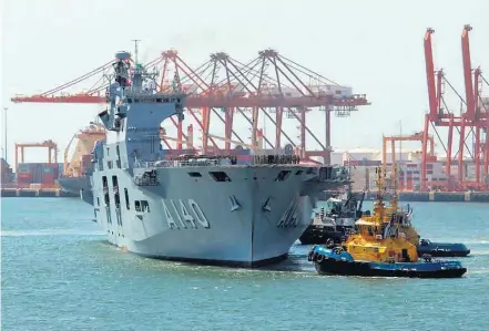  ?? MARINHA DO BRASIL - 10/11/2019 ?? Reforço. Dois navios, com 700 fuzileiros navais e mergulhado­res, chegaram ao Porto de Suape (PE) para auxiliar na limpeza