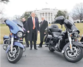  ?? FOTO: AP ?? Trump, Priebus y Pence caminan ayer entre motos en la Casa Blanca.