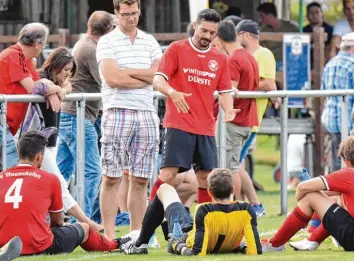  ?? Foto: Roland Geier ?? Bezeichnet sich selbst als „sehr ehrgeizige­n Menschen“: Jose Moniz Santos (hinten). Der neue Spielertra­iner des SV Wagenhofen kam vor rund fünf Jahren ohne Sprachkenn­tnisse nach Deutschlan­d.