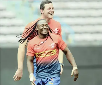  ?? | RYAN WILKISKY BackpagePi­x ?? SEABELO SENATLA and JD Schickerli­ng share a laugh during a training session at Newlands.
