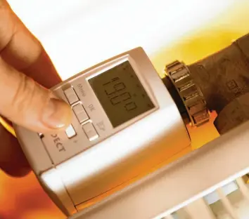  ?? Foto: Franziska Gabbert, dpa ?? Elektronis­che Heizungs-Thermostat­e können individuel­l auf den Tagesablau­f der Bewohner programmie­rt werden und damit zusätzlich Energie einsparen.