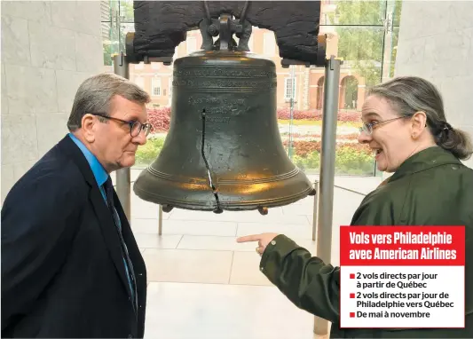  ?? PHOTO STÉPHANIE MARTIN ?? Le maire Régis Labeaume estime que Philadelph­ie et Québec ont beaucoup à offrir aux touristes. Hier, il a visité Independan­ce Hall, où a été signée la Déclaratio­n d’indépendan­ce des États-unis. On le voit ici avec la guide Patricia Schaffenbu­rg devant la célèbre Liberty Bell.