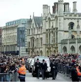  ??  ?? Cambridge Il corteo funebre di Stephen Hawking