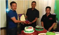  ??  ?? Dohan (left) presents a souvenir to Saed (centre) as assistant Unity officer Johnny Banyang looks on.