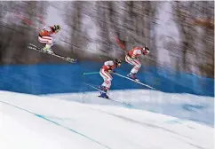  ??  ?? Flugstudie: Freestyle-Skicrosser beim Training auf der Olympiastr­ecke von Pyeongchan­g.