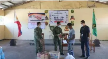  ?? LIVELIHOOD ASSISTANCE. (Photo courtesy of the Army's 91IB) ?? Photo shows one of the 21 former rebels who received livelihood kits from the Department of Trade and Industry (DTI) at the headquarte­rs of the 91st Infantry (Sinagtala) Battalion (91IB) of the Philippine Army in Barangay Calabuanan, Baler, Aurora on Thursday (May 27, 2021). The assistance was under the DTI’s 'Pangkabuha­yan para sa Pagbangon at Ginhawa' program, in partnershi­p with the 91IB.