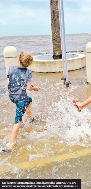  ?? AP ?? Las fuertes tormentas han inundado calles enteras, y ya provocaron la evacuación de personas en la costa de Luisiana .