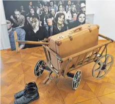  ??  ?? Ein Leiterwage­n mit Emigranten­koffer und Filmspulen­rädern, dahinter Kinopublik­um: „Wie im Film“heißt die Arbeit von Jürgen Keller aus Freudensta­dt.