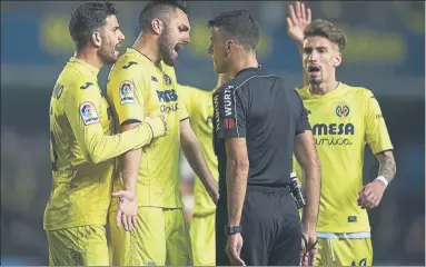  ?? FOTOS: GETTY/ANTENA 3 ?? Los árbitros del Villarreal-Real Madrid salieron del Estadio de la Cerámicas con bolsas con el logo del club blanco Gil Manzano pintó un penalti que indignó a los amarillos